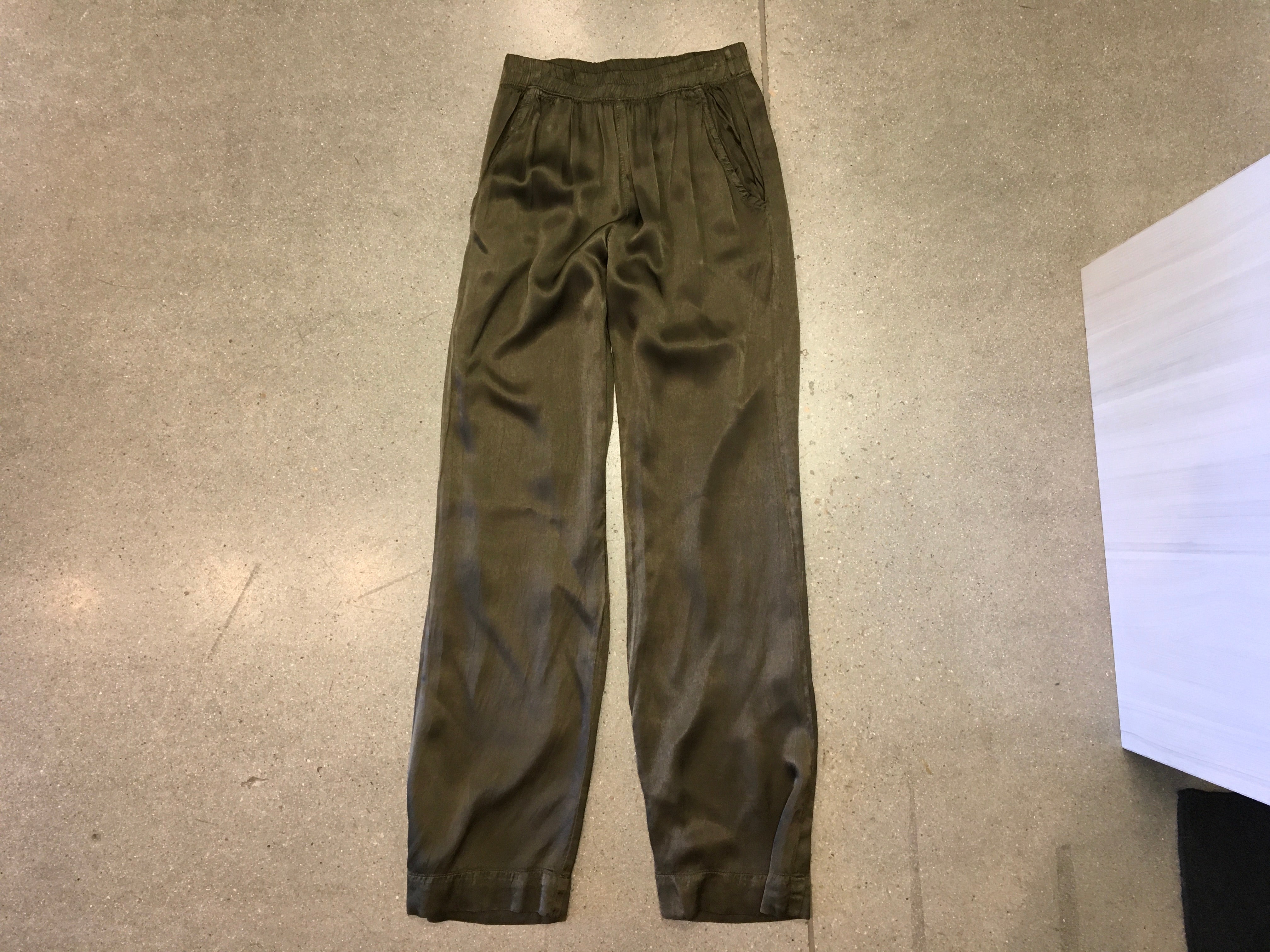 LA Made - Sutton Silky Easy Pant / Army
